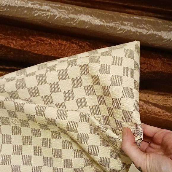 Elegant Checkered Handbag with Gold Chain - Picture 2 of 6